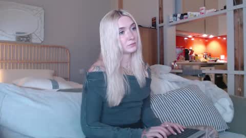 Snapshot of tattoobbgirl chatting on 03/06/25, 05:11 tattoobbgirl online show from 03/06/25, 05:11