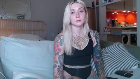 Snapshot of tattoobbgirl chatting on 03/07/25, 10:21 tattoobbgirl online show from 03/07/25, 10:21