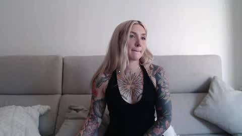 Snapshot of tattoobbgirl chatting on 09/16/25, 02:40 tattoobbgirl online show from 09/16/25, 02:40
