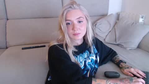 Snapshot of tattoobbgirl chatting on 09/27/25, 05:18 tattoobbgirl online show from 09/27/25, 05:18