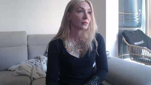 Snapshot of tattoobbgirl chatting on 10/07/25, 11:18 tattoobbgirl online show from 10/07/25, 11:18