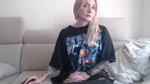 Snapshot of tattoobbgirl chatting on 10/10/25, 03:22 tattoobbgirl online show from 10/10/25, 03:22