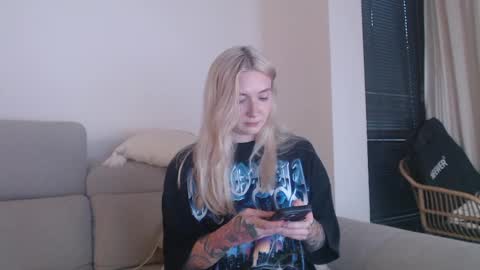 Snapshot of tattoobbgirl chatting on 10/24/25, 05:31 tattoobbgirl online show from 10/24/25, 05:31