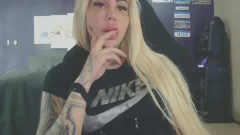 Snapshot of tatuada_safada chatting on 12/23/25, 06:33 tatuada_safada online show from 12/23/25, 06:33