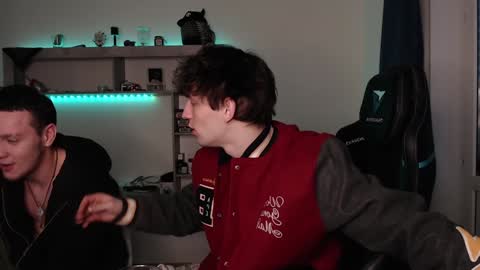 Snapshot of teddy_mode chatting on 12/16/24, 06:53 Teddy online show from 12/16/24, 06:53