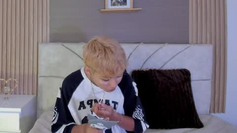 Estefani online show from 04/11/26, 01:15