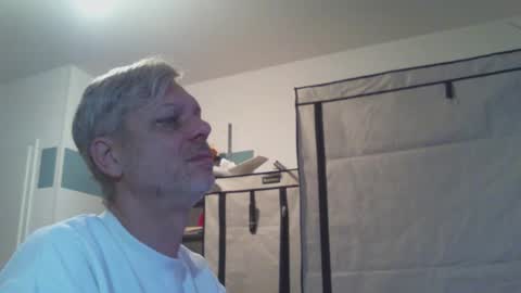 Snapshot of tekktronik chatting on 10/23/25, 06:34 bras should be banned online show from 10/23/25, 06:34