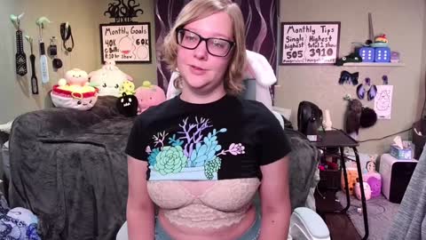 Pixie and Tentacle Overlord online show from 12/04/24, 07:12