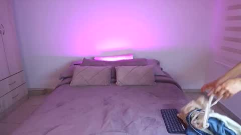 tender_dust online show from 02/25/26, 01:37