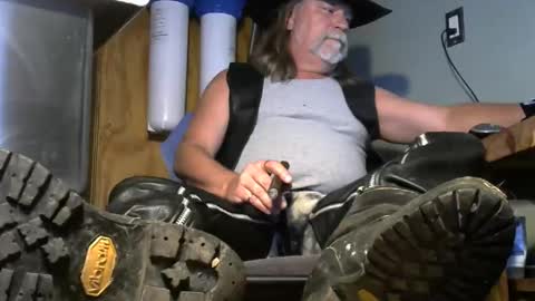 Snapshot of tennredneck chatting on 11/01/25, 02:24 Tennredneck online show from 11/01/25, 02:24