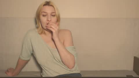 Snapshot of the_basic_instinctt chatting on 10/18/25, 10:32 Eva online show from 10/18/25, 10:32