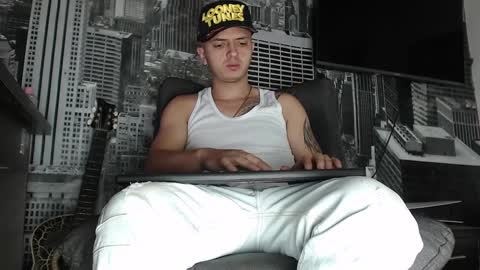 Snapshot of theangelmiguel chatting on 12/21/24, 04:30 Miguel Angel online show from 12/21/24, 04:30