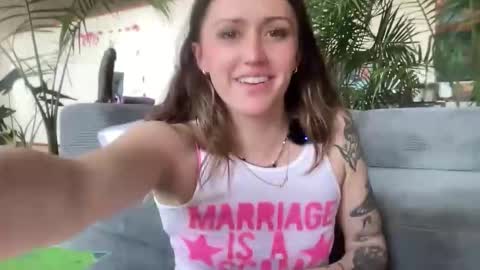 Snapshot of theartisttype chatting on 04/01/26, 10:07 Arabella online show from 04/01/26, 10:07