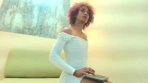 thee_queen1 online show from 10/27/25, 05:00