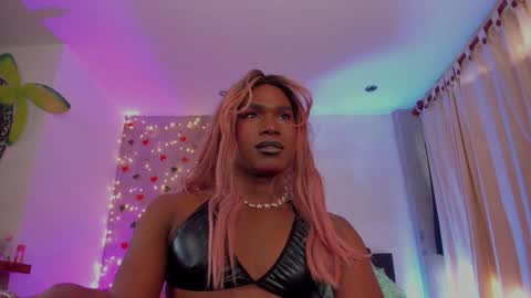 Snapshot of thegoldenbitch chatting on 01/17/25, 10:23 Goldie online show from 01/17/25, 10:23