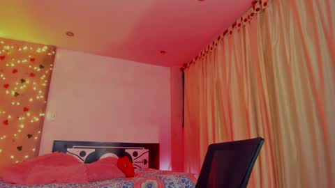 Snapshot of thegoldenbitch chatting on 02/07/25, 02:08 Goldie online show from 02/07/25, 02:08