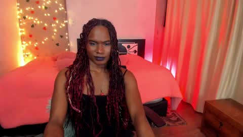 Snapshot of thegoldenbitch chatting on 03/12/25, 05:02 Goldie online show from 03/12/25, 05:02