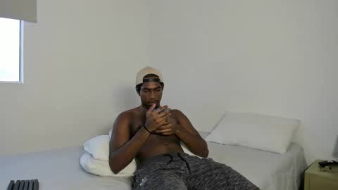 Snapshot of thenewclass chatting on 10/22/25, 10:09 Andriw and Maiol online show from 10/22/25, 10:09