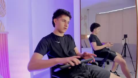 Snapshot of theohawke_ chatting on 12/14/24, 05:14 THEO- MATEO online show from 12/14/24, 05:14