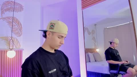 Snapshot of theohawke_ chatting on 12/15/24, 01:32 THEO- MATEO online show from 12/15/24, 01:32