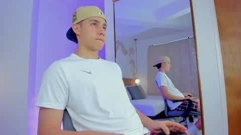 Snapshot of theohawke_ chatting on 12/16/24, 12:27 THEO- MATEO online show from 12/16/24, 12:27