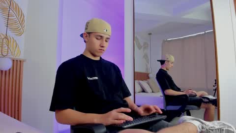 Snapshot of theohawke_ chatting on 12/19/24, 01:29 THEO- MATEO online show from 12/19/24, 01:29