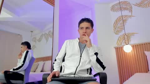 Snapshot of theohawke_ chatting on 12/27/24, 11:28 THEO- MATEO online show from 12/27/24, 11:28