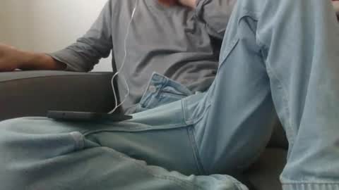 Scarf guy online show from 03/31/26, 05:13