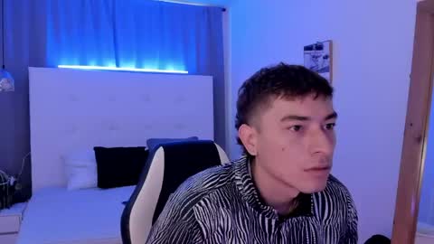 Snapshot of thiago_2003_ chatting on 04/18/26, 12:09 Thiago online show from 04/18/26, 12:09