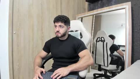 Snapshot of thiago_moretti chatting on 07/18/26, 03:33 THIAGO online show from 07/18/26, 03:33