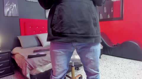 Thia Gomez online show from 10/18/25, 12:39