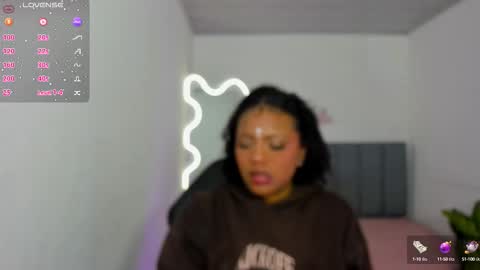 Snapshot of thiana_tay chatting on 10/23/25, 02:44 thiana online show from 10/23/25, 02:44