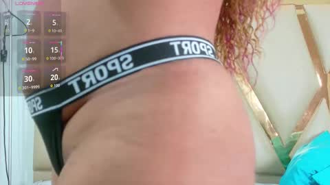 Snapshot of thickeebonyy chatting on 10/16/25, 02:01 thickeebonyy online show from 10/16/25, 02:01