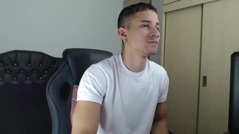 Snapshot of thin_tommy11 chatting on 02/25/25, 10:29 thin_tommy11 online show from 02/25/25, 10:29