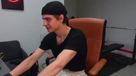 Snapshot of thomas_brons chatting on 06/20/26, 04:59 THOMAS BRONS online show from 06/20/26, 04:59