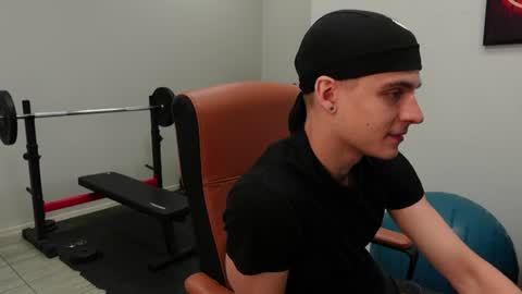 Snapshot of thomas_brons chatting on 07/04/26, 04:40 THOMAS BRONS online show from 07/04/26, 04:40