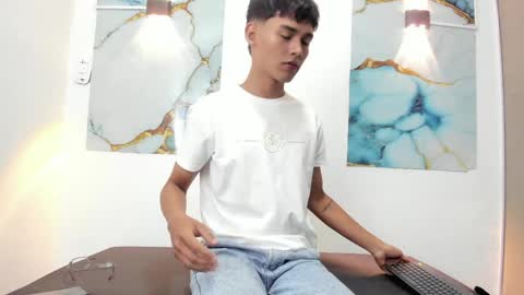 Snapshot of thomas_cooper1 chatting on 03/31/26, 12:05 THOMAS online show from 03/31/26, 12:05