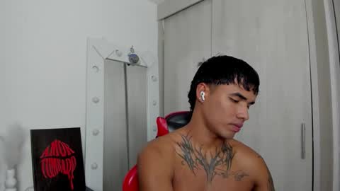 Snapshot of thomas_latin_boy chatting on 05/16/26, 07:27 Thomas online show from 05/16/26, 07:27