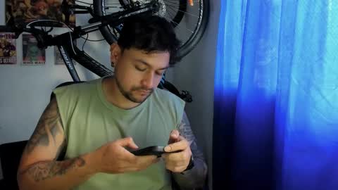 Snapshot of thomas_rol chatting on 11/25/25, 04:40 Thomas online show from 11/25/25, 04:40