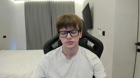 Snapshot of thomas_shelbivip chatting on 05/18/26, 02:12 Tomas online show from 05/18/26, 02:12