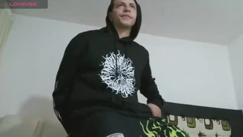 Snapshot of thomasjons chatting on 06/15/26, 04:04 thomasjons online show from 06/15/26, 04:04