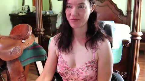 Snapshot of thornbury_rose chatting on 05/13/26, 04:37 ThornburyRose online show from 05/13/26, 04:37