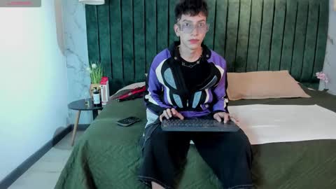 Tiam Muller online show from 12/15/25, 03:33