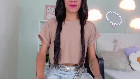 Snapshot of tiana_cinnamon chatting on 09/17/25, 07:37 TIANA online show from 09/17/25, 07:37