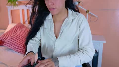 Snapshot of tiana_cinnamon chatting on 09/25/25, 07:39 TIANA online show from 09/25/25, 07:39