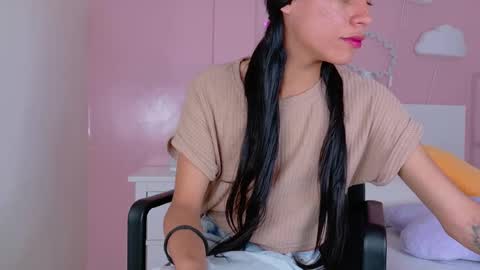 Snapshot of tiana_cinnamon chatting on 09/29/25, 08:02 TIANA online show from 09/29/25, 08:02