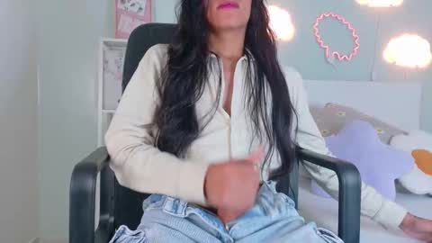 Snapshot of tiana_cinnamon chatting on 10/16/25, 09:16 TIANA online show from 10/16/25, 09:16
