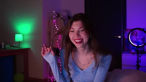 Im here on Fridays Saturdays Sundays  online show from 12/19/25, 01:56