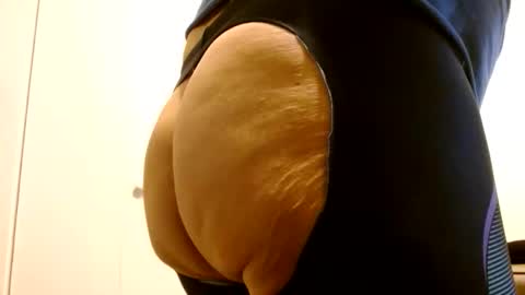 Snapshot of tightshortsspank chatting on 04/27/26, 03:04 Tightshortsspank online show from 04/27/26, 03:04