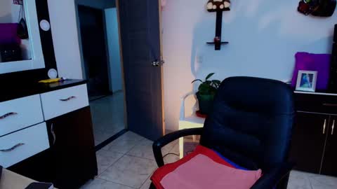 I AM BELLA  ----------- follow my  IG  TINNS 69 online show from 01/14/25, 02:40